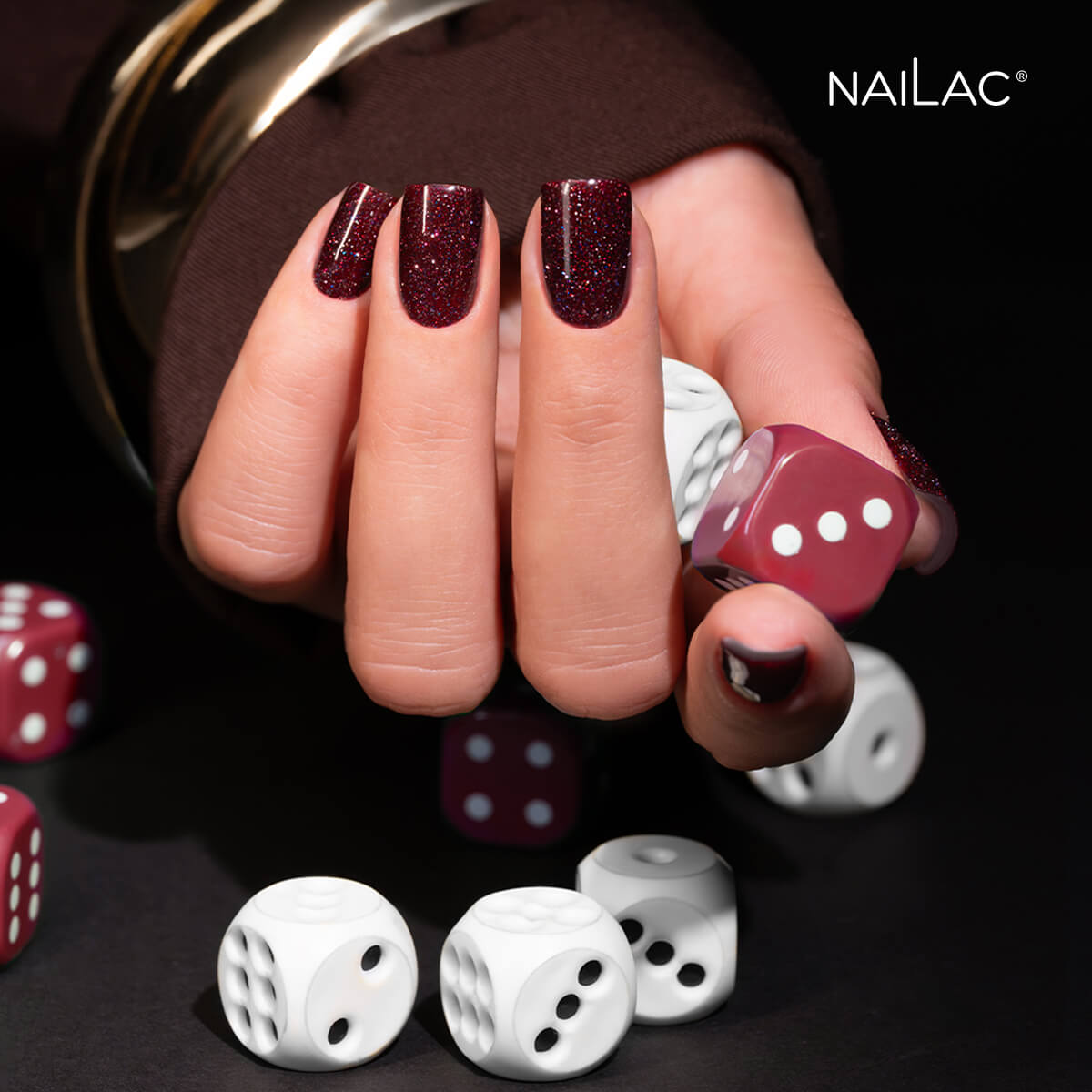 Sparkleholic - alt: Lakier hybrydowy flash Sparkleholic NaiLac w odcieniu burgundu na paznokciach